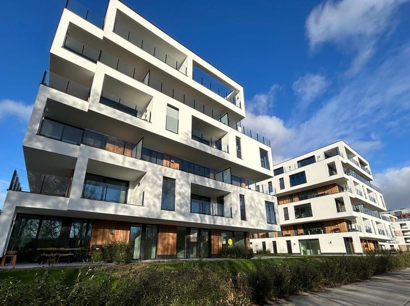 Nieuw “ Bijna Energie Neutraal” twee-slaapkamer appartement met een bewoonbare oppervlakte van 110 m² te Diest. Het is gelegen aan de oever van de Dem